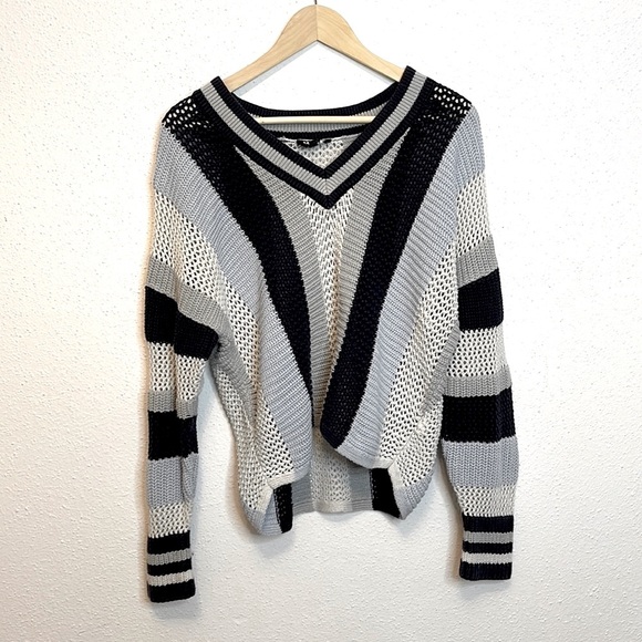 Express Preppy Blue and White Striped Knit V Neck Sweater Size M - Picture 1 of 6